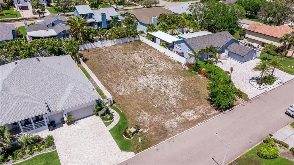 На продажу: $530,000 (0.24 acres)