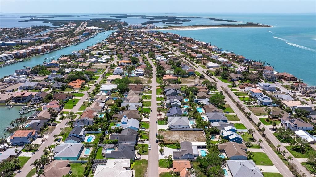 На продажу: $530,000 (0.24 acres)