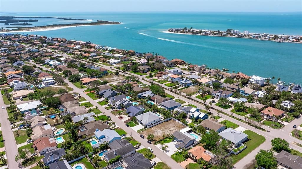 На продажу: $530,000 (0.24 acres)