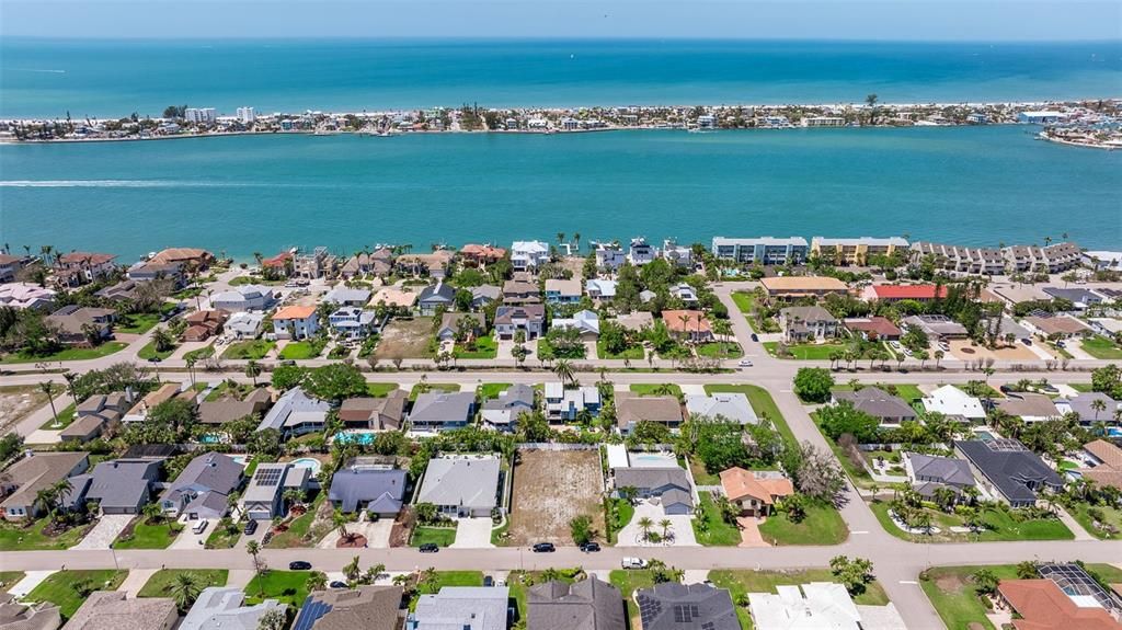 На продажу: $530,000 (0.24 acres)