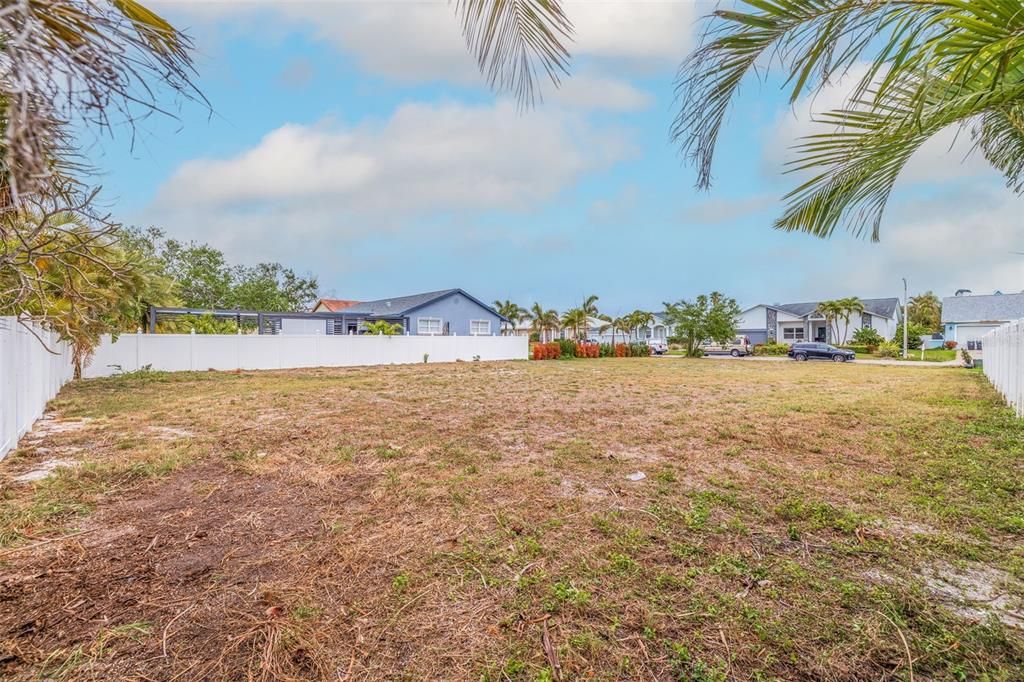 На продажу: $530,000 (0.24 acres)