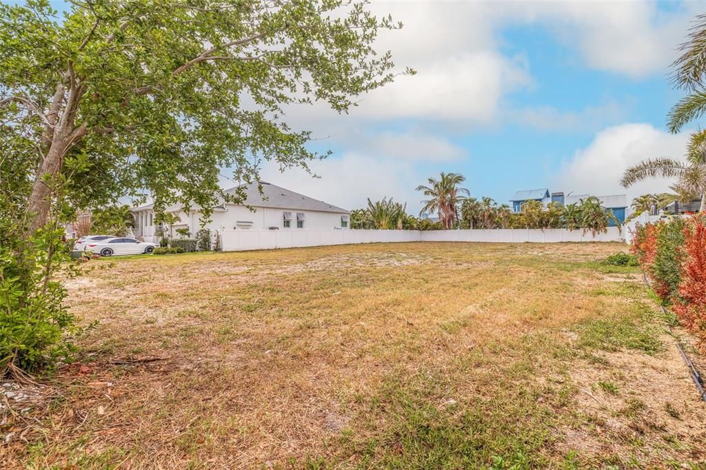 На продажу: $530,000 (0.24 acres)