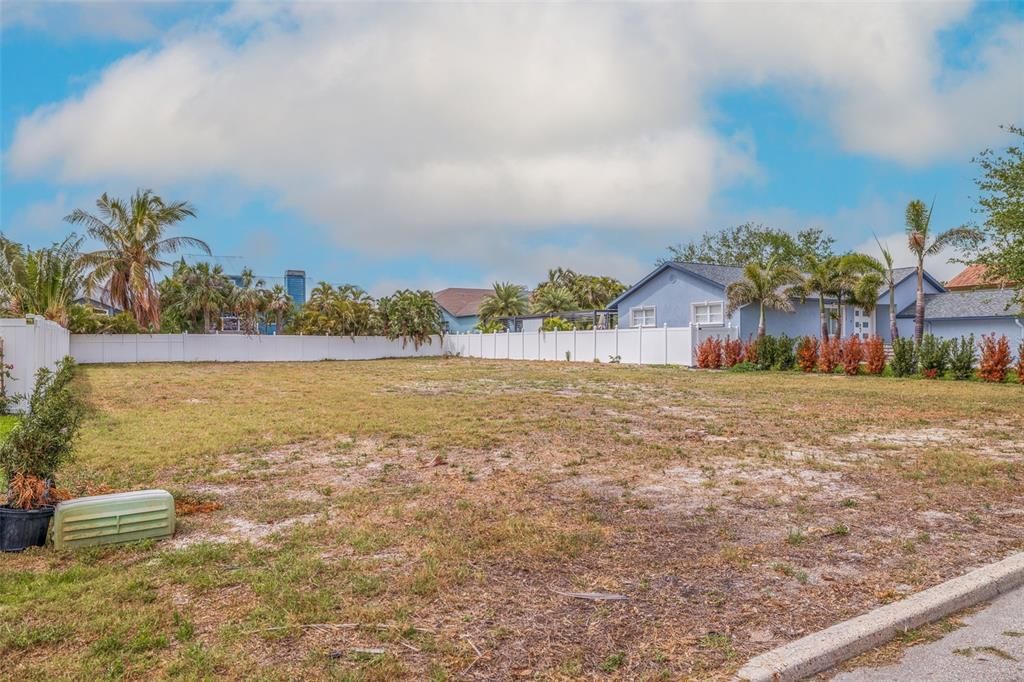 На продажу: $530,000 (0.24 acres)