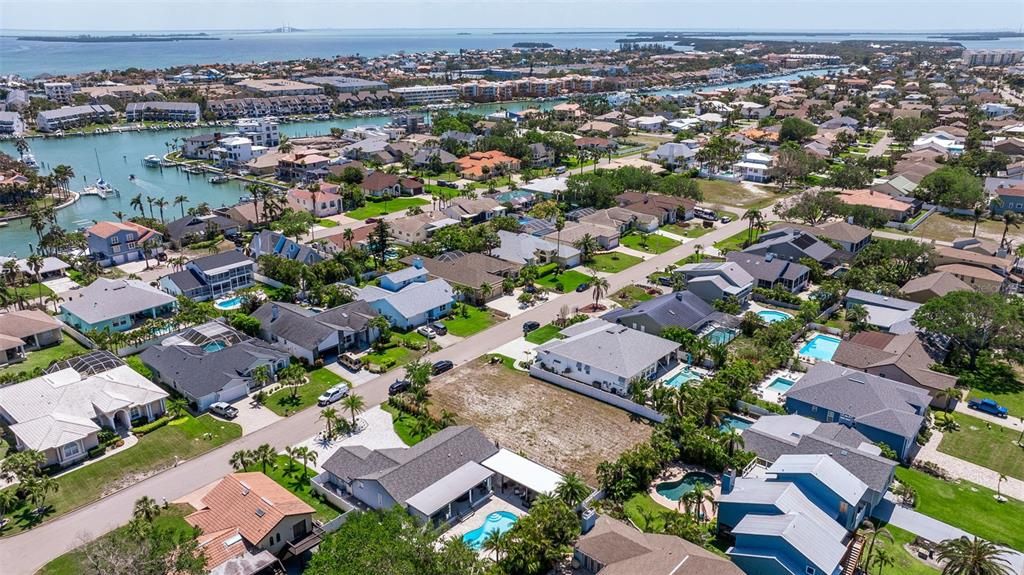 На продажу: $530,000 (0.24 acres)