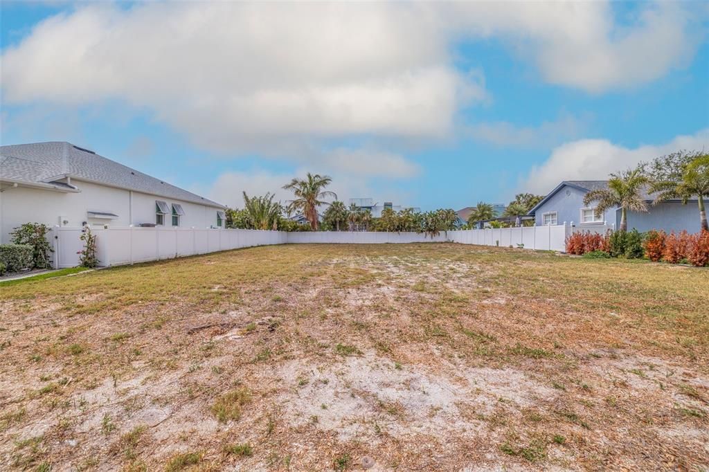 На продажу: $530,000 (0.24 acres)