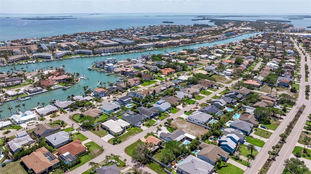 На продажу: $530,000 (0.24 acres)