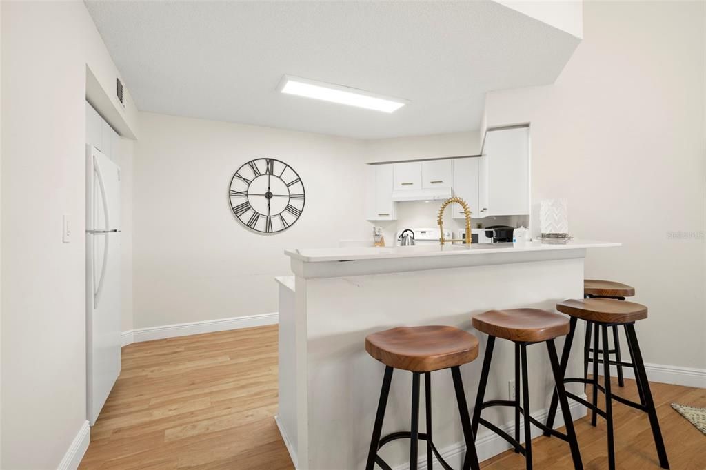 На продажу: $389,900 (2 спален, 2 ванн, 1145 Квадратных фут)