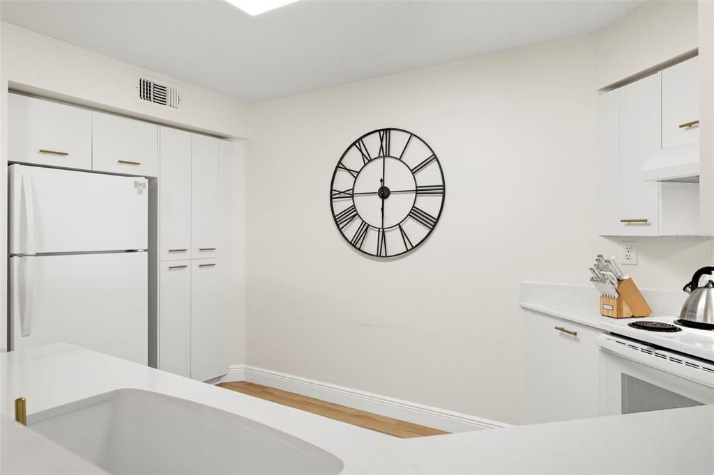 На продажу: $389,900 (2 спален, 2 ванн, 1145 Квадратных фут)