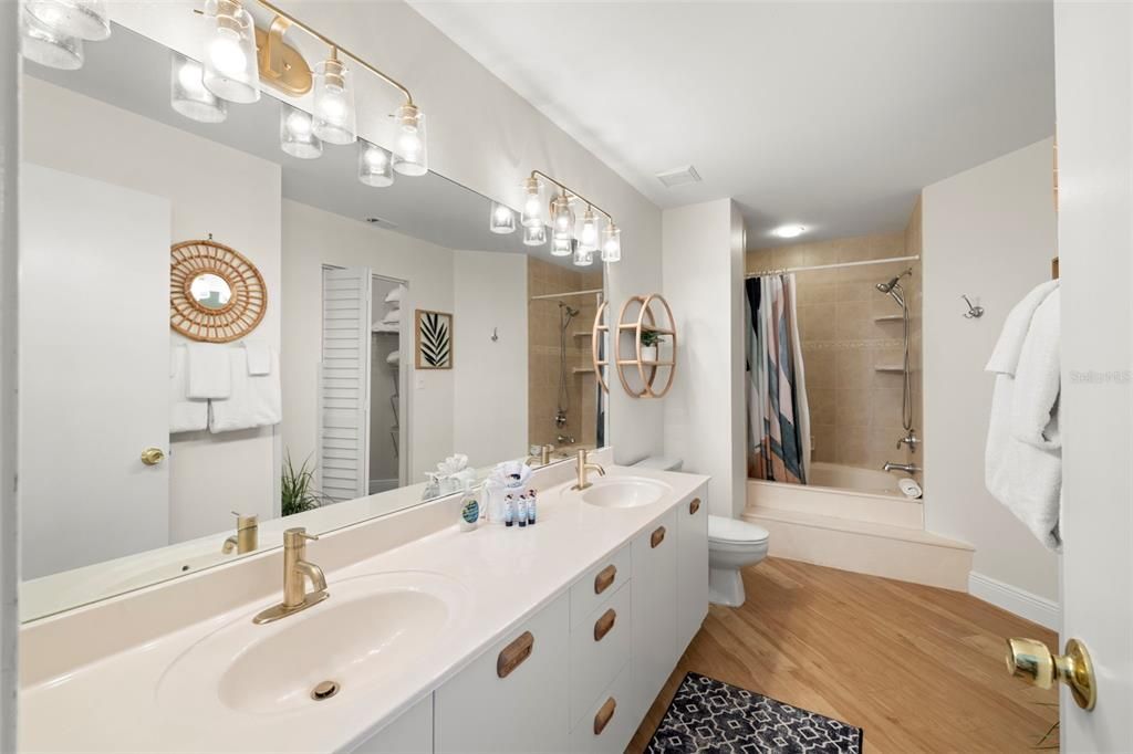 На продажу: $389,900 (2 спален, 2 ванн, 1145 Квадратных фут)