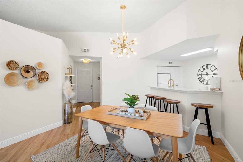 На продажу: $389,900 (2 спален, 2 ванн, 1145 Квадратных фут)