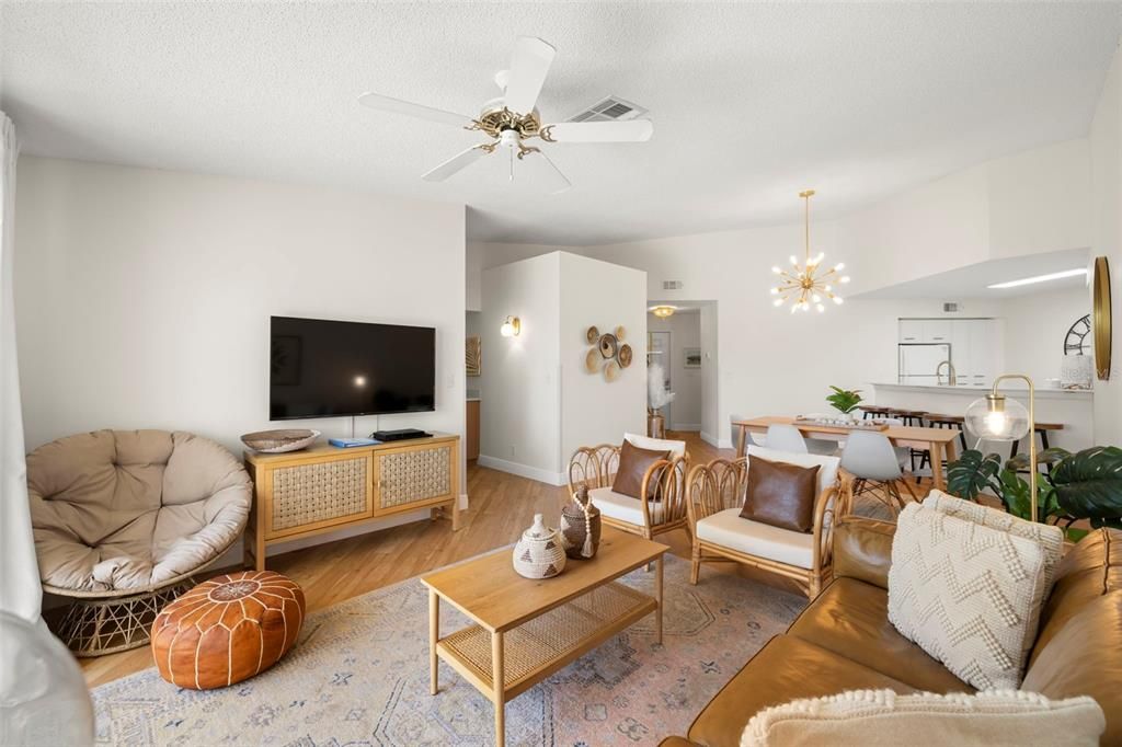 На продажу: $389,900 (2 спален, 2 ванн, 1145 Квадратных фут)