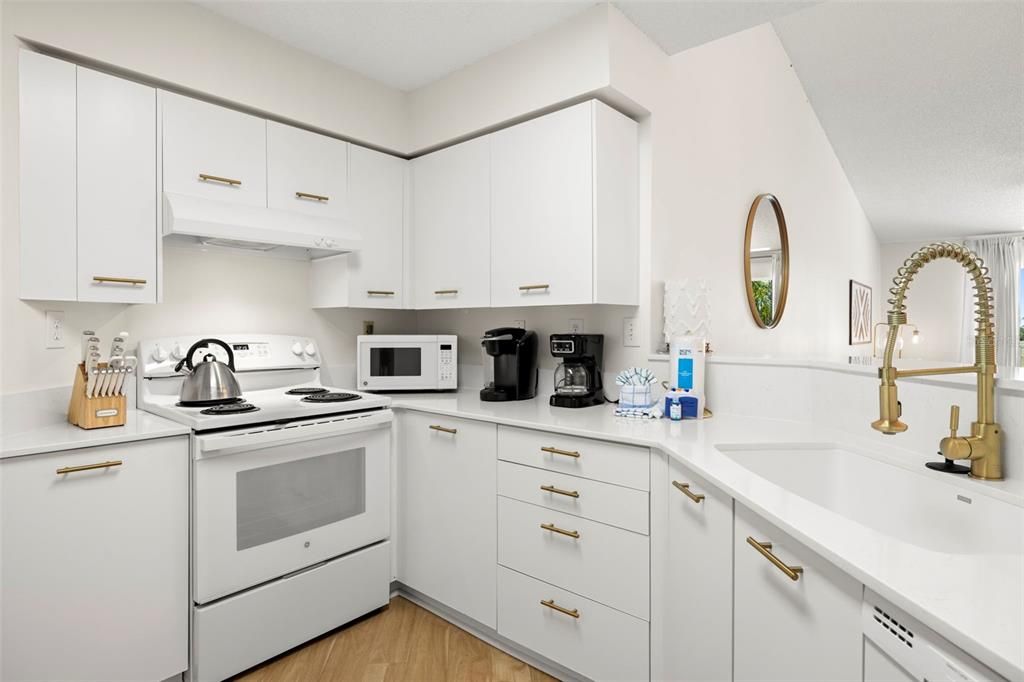 На продажу: $389,900 (2 спален, 2 ванн, 1145 Квадратных фут)