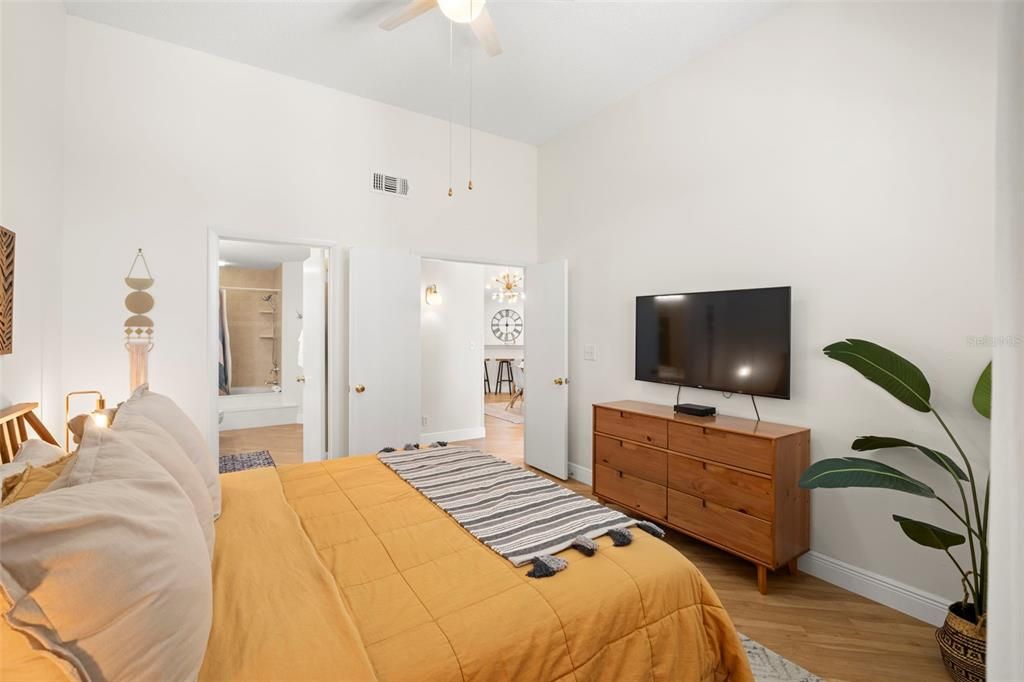 На продажу: $389,900 (2 спален, 2 ванн, 1145 Квадратных фут)