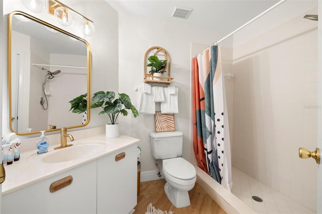 На продажу: $389,900 (2 спален, 2 ванн, 1145 Квадратных фут)