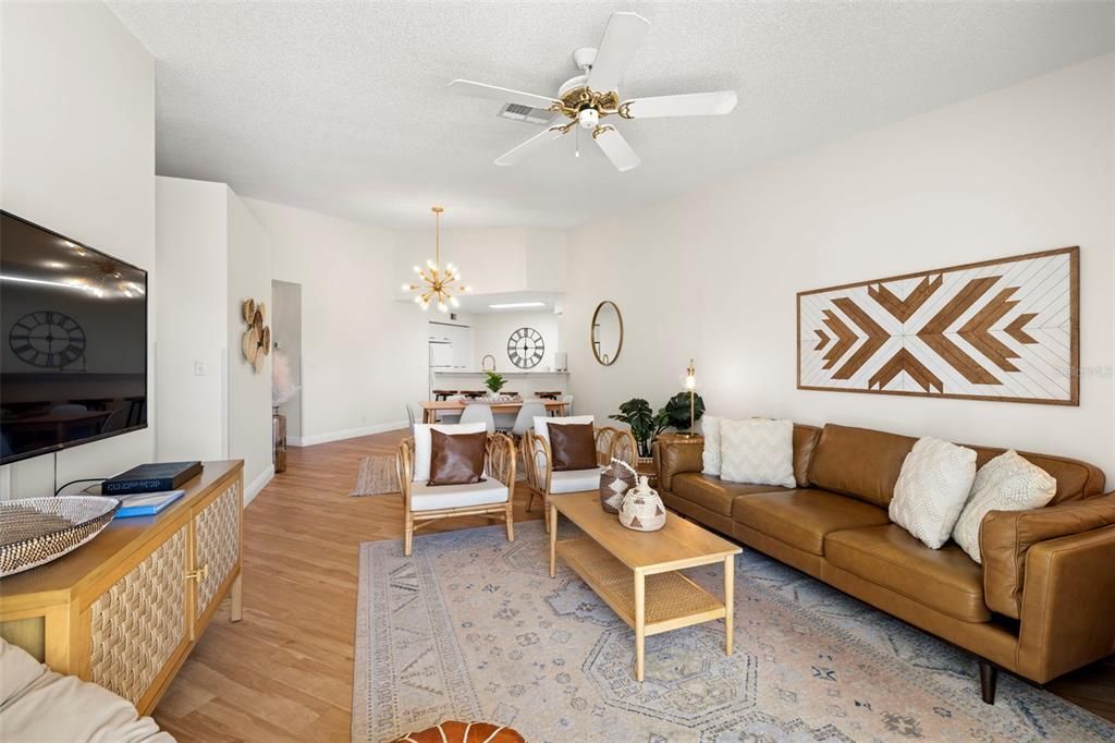 На продажу: $389,900 (2 спален, 2 ванн, 1145 Квадратных фут)