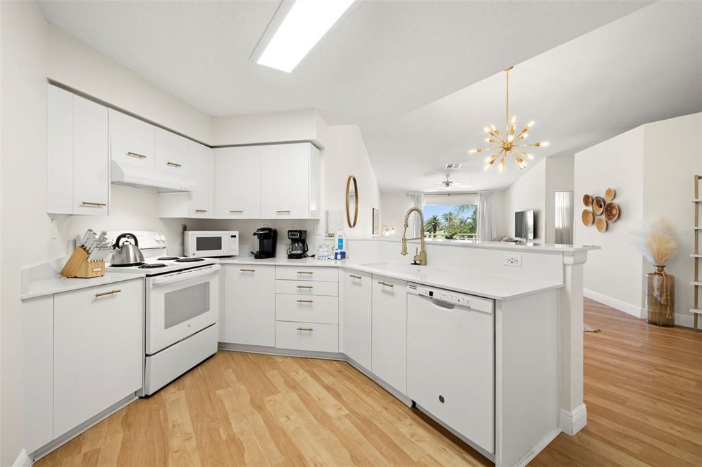 На продажу: $389,900 (2 спален, 2 ванн, 1145 Квадратных фут)