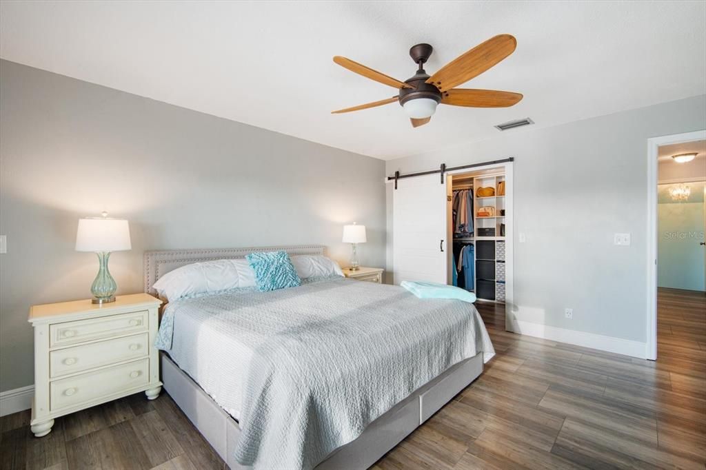 Activo con contrato: $999,900 (4 camas, 3 baños, 2872 Pies cuadrados)