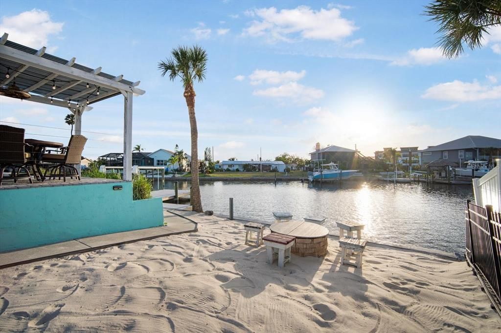 Activo con contrato: $999,900 (4 camas, 3 baños, 2872 Pies cuadrados)