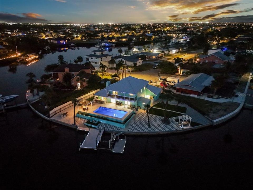 Activo con contrato: $999,900 (4 camas, 3 baños, 2872 Pies cuadrados)