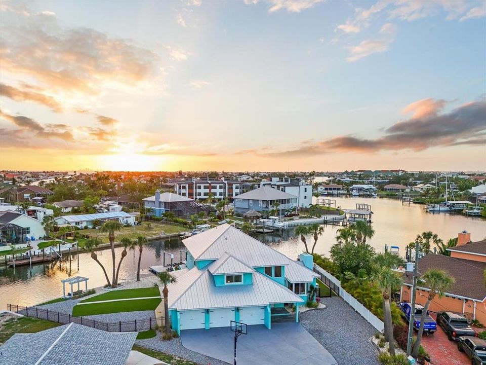 Activo con contrato: $999,900 (4 camas, 3 baños, 2872 Pies cuadrados)