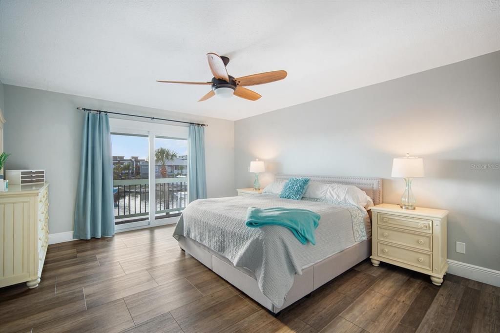 Activo con contrato: $999,900 (4 camas, 3 baños, 2872 Pies cuadrados)