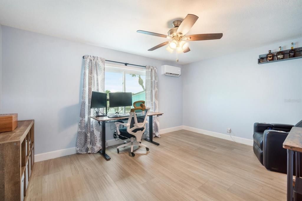 Activo con contrato: $999,900 (4 camas, 3 baños, 2872 Pies cuadrados)