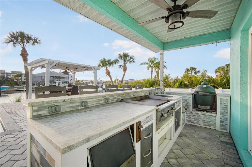 Activo con contrato: $999,900 (4 camas, 3 baños, 2872 Pies cuadrados)