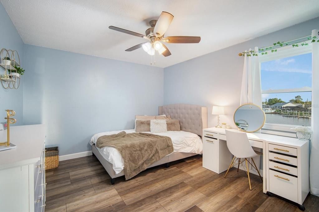 Activo con contrato: $999,900 (4 camas, 3 baños, 2872 Pies cuadrados)