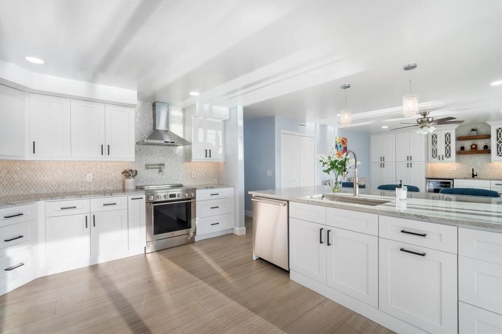 Activo con contrato: $999,900 (4 camas, 3 baños, 2872 Pies cuadrados)