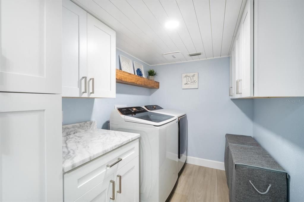 Activo con contrato: $999,900 (4 camas, 3 baños, 2872 Pies cuadrados)