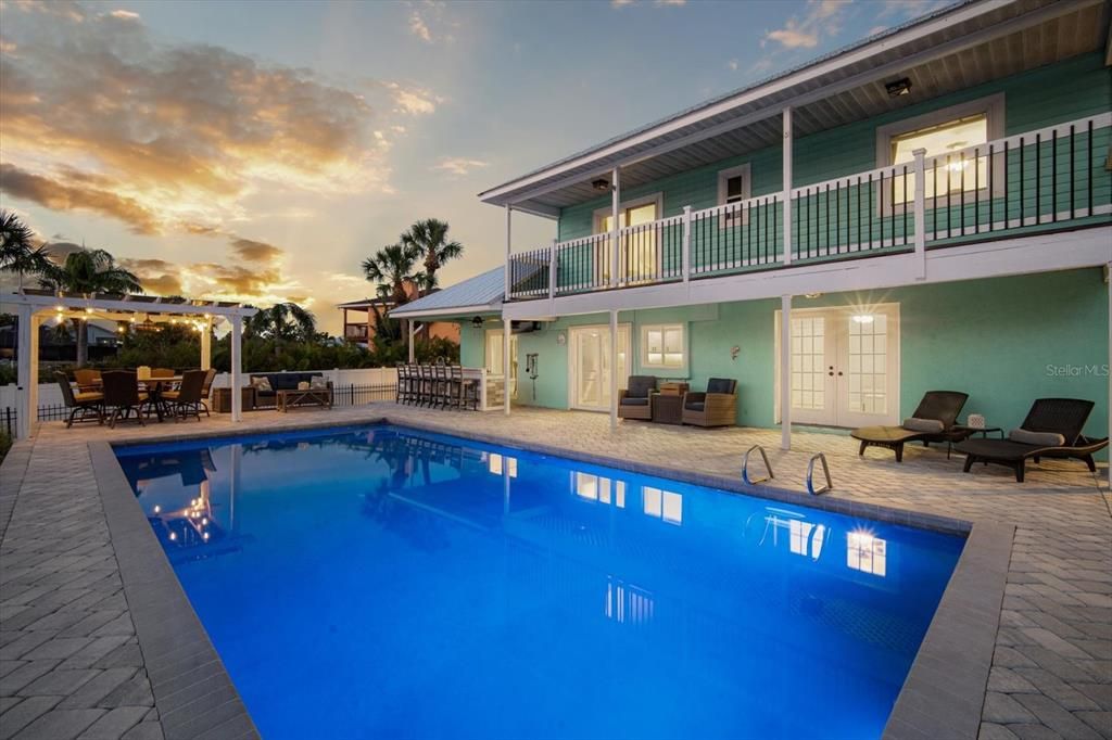 Activo con contrato: $999,900 (4 camas, 3 baños, 2872 Pies cuadrados)