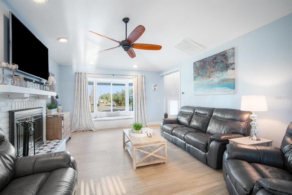 Activo con contrato: $999,900 (4 camas, 3 baños, 2872 Pies cuadrados)