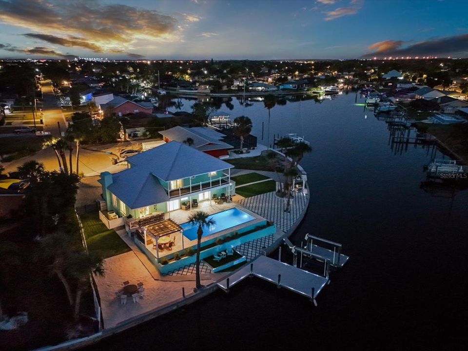 Activo con contrato: $999,900 (4 camas, 3 baños, 2872 Pies cuadrados)