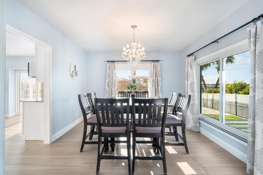 Activo con contrato: $999,900 (4 camas, 3 baños, 2872 Pies cuadrados)