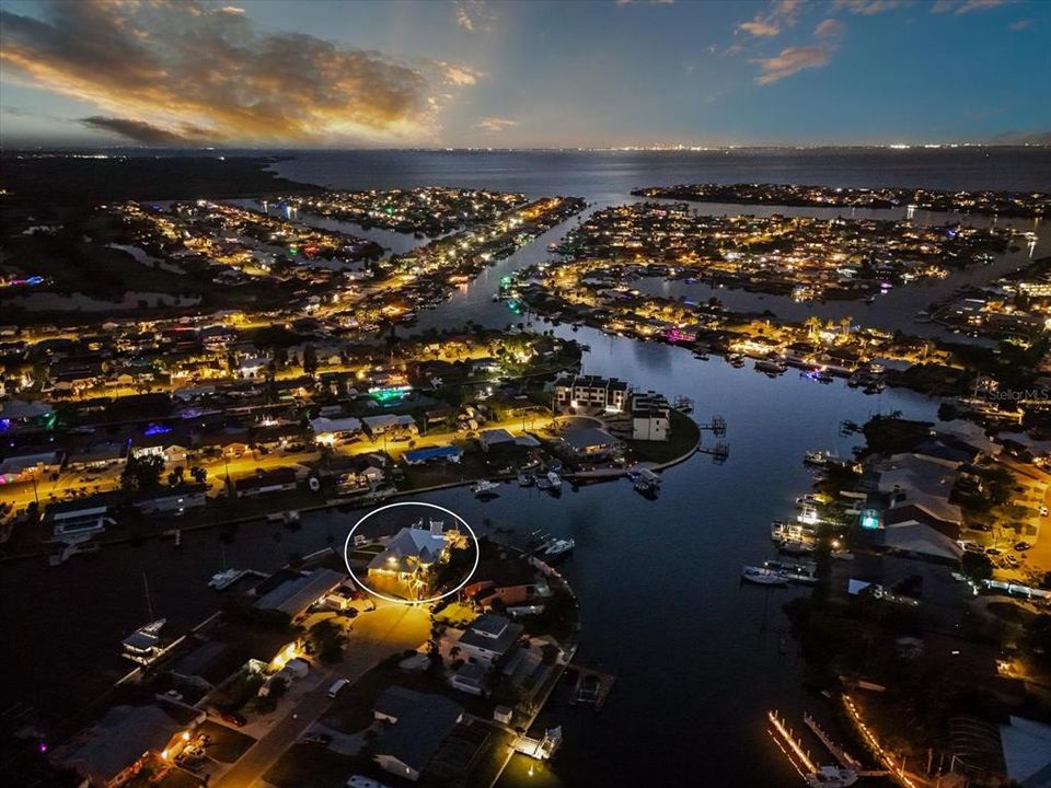 Activo con contrato: $999,900 (4 camas, 3 baños, 2872 Pies cuadrados)