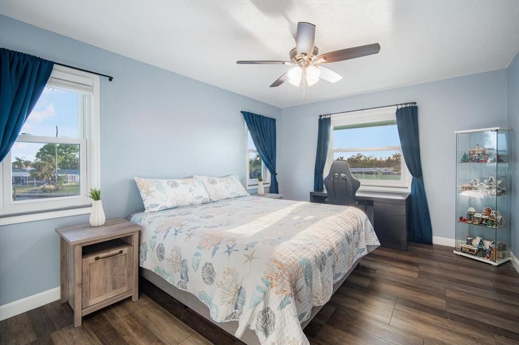 Activo con contrato: $999,900 (4 camas, 3 baños, 2872 Pies cuadrados)