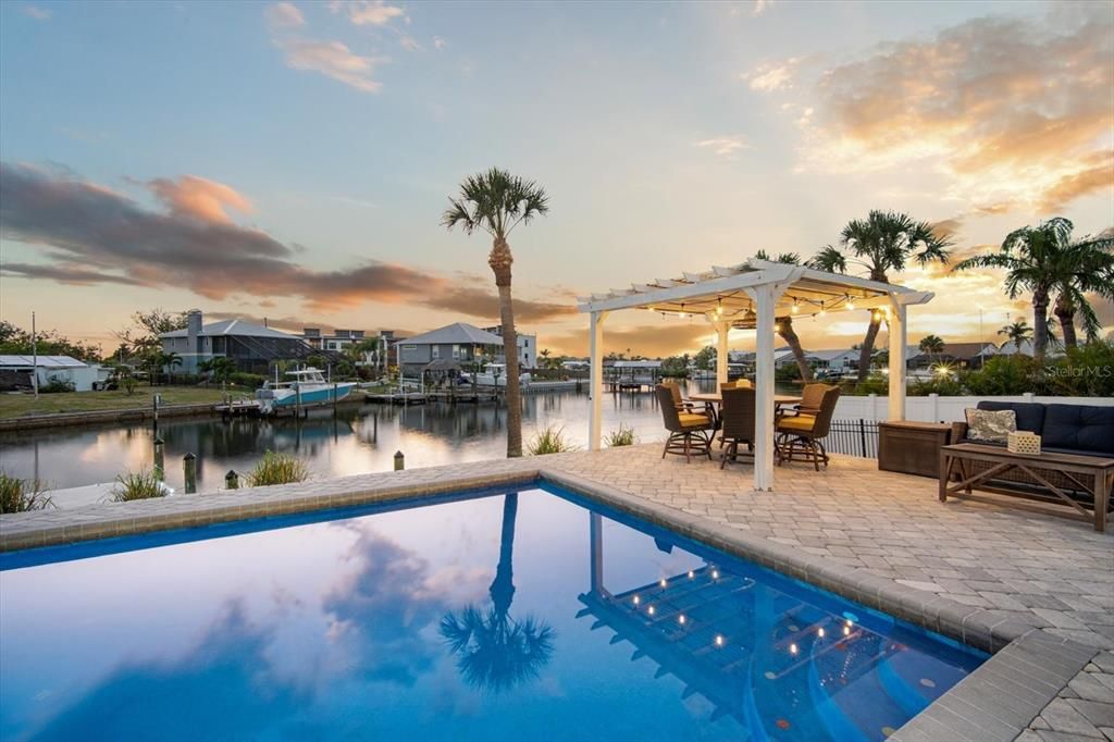 Activo con contrato: $999,900 (4 camas, 3 baños, 2872 Pies cuadrados)