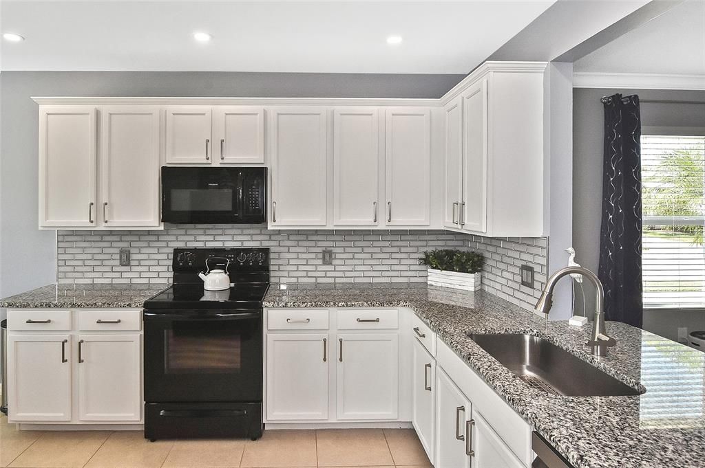 合同活跃: $415,000 (3 贝兹, 2 浴室, 1758 平方英尺)