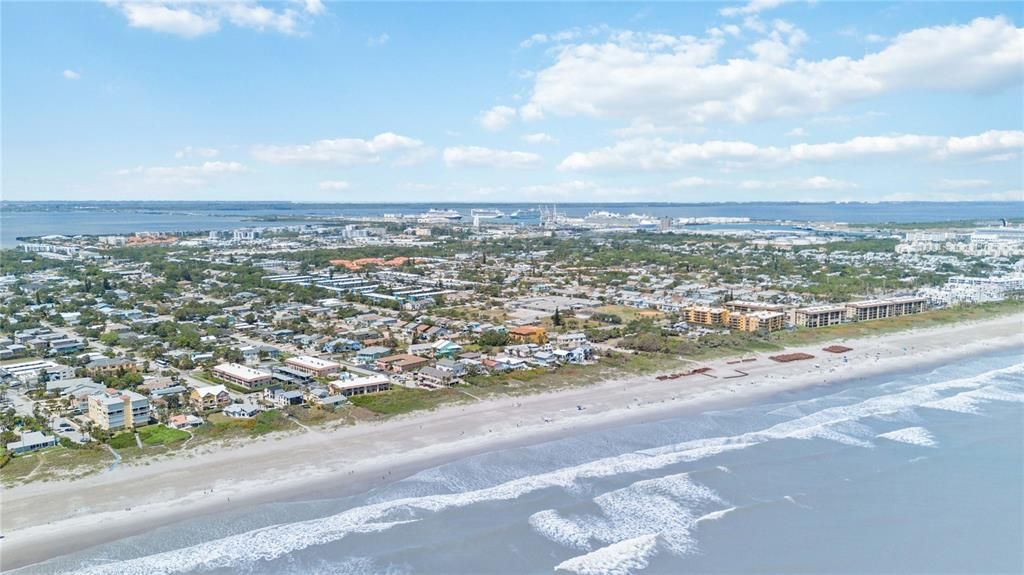 待售: $1,575,000 (0.43 acres)