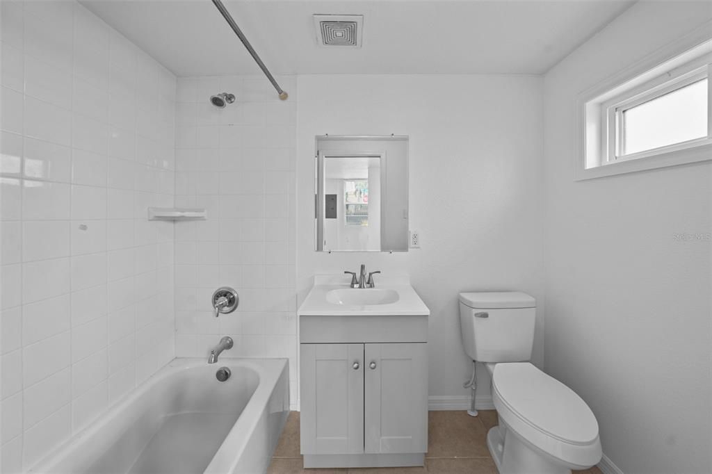 Под контрактом: $1,600 (2 спален, 2 ванн, 977 Квадратных фут)