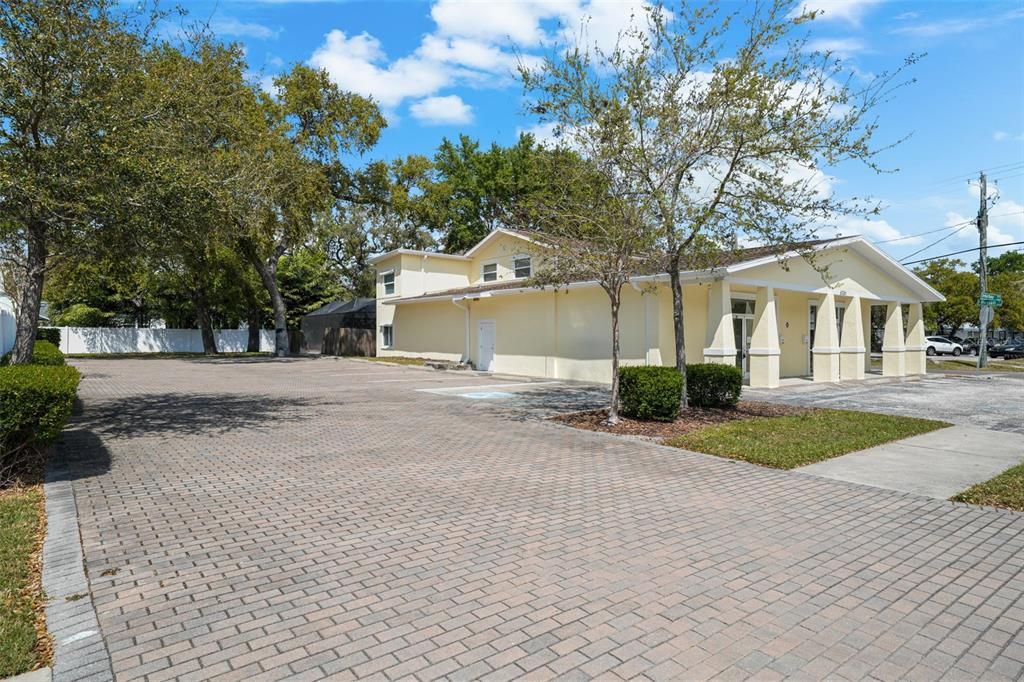 Под контрактом: $1,600 (2 спален, 2 ванн, 977 Квадратных фут)