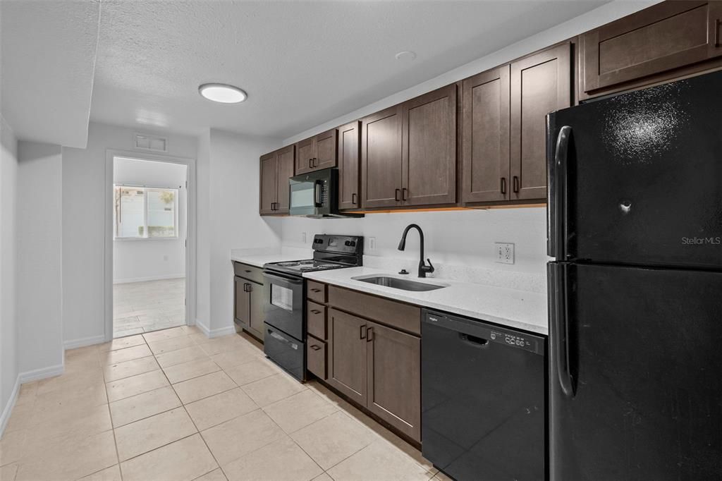 Под контрактом: $1,600 (2 спален, 2 ванн, 977 Квадратных фут)