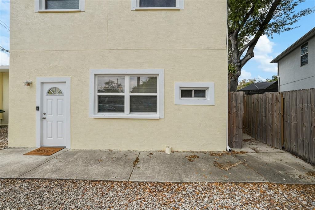 Под контрактом: $1,600 (2 спален, 2 ванн, 977 Квадратных фут)