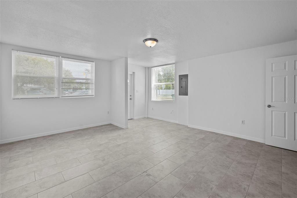 Под контрактом: $1,600 (2 спален, 2 ванн, 977 Квадратных фут)