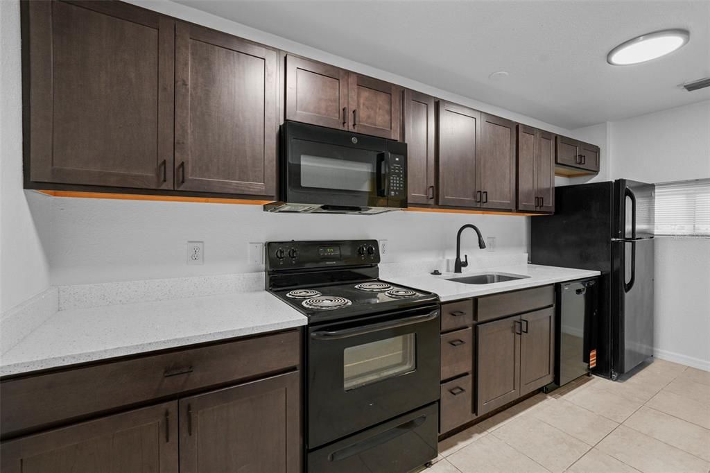 Под контрактом: $1,600 (2 спален, 2 ванн, 977 Квадратных фут)