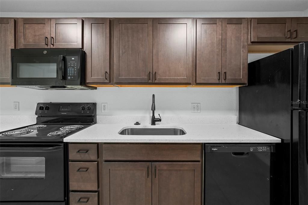 Под контрактом: $1,600 (2 спален, 2 ванн, 977 Квадратных фут)