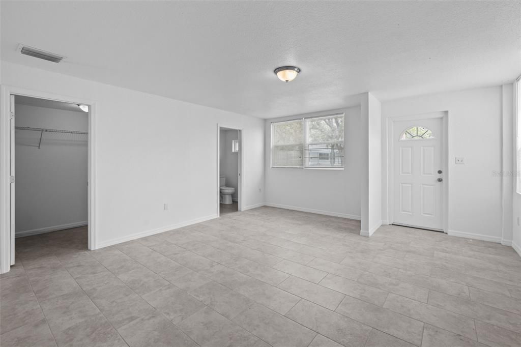 Под контрактом: $1,600 (2 спален, 2 ванн, 977 Квадратных фут)