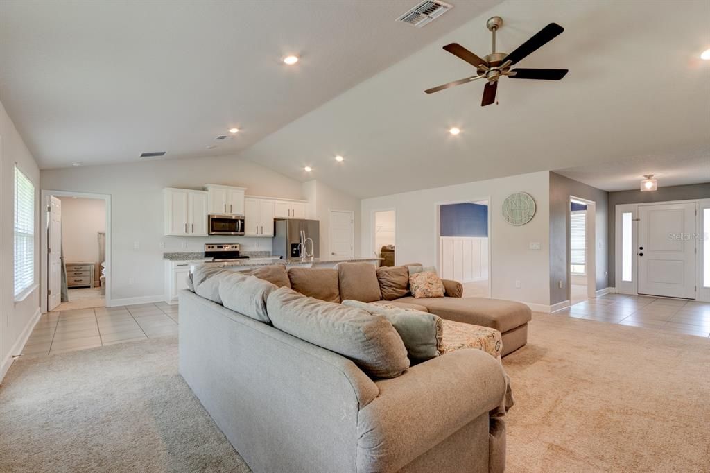 En Venta: $430,000 (4 camas, 3 baños, 2117 Pies cuadrados)