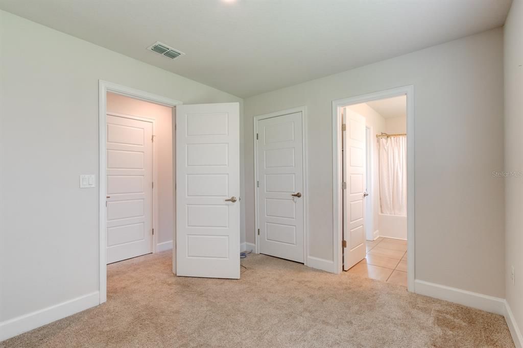 En Venta: $430,000 (4 camas, 3 baños, 2117 Pies cuadrados)