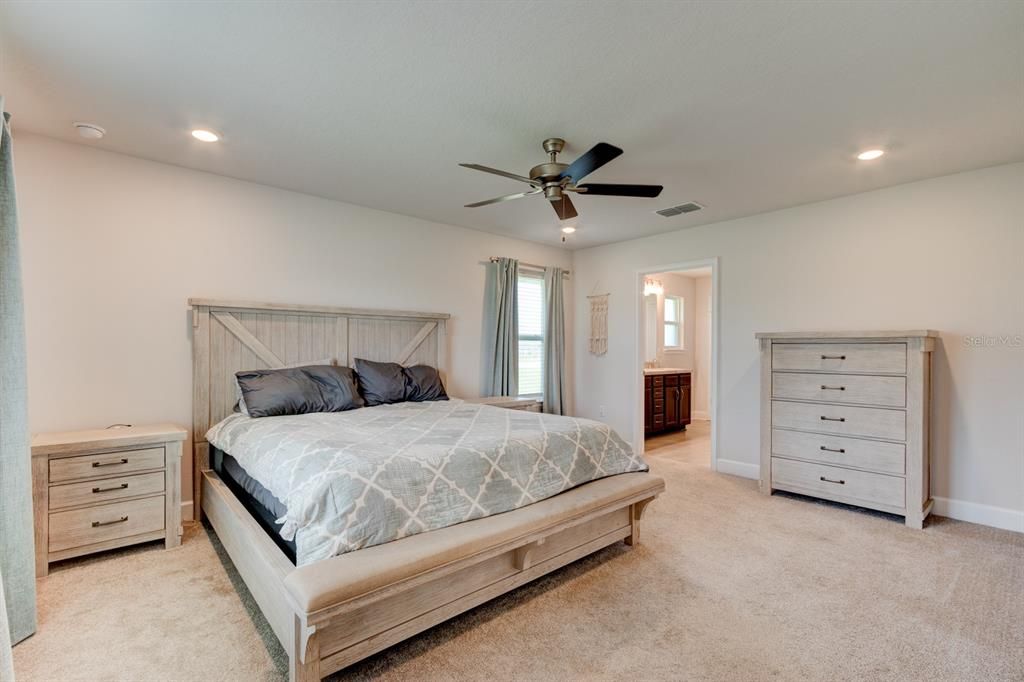 En Venta: $430,000 (4 camas, 3 baños, 2117 Pies cuadrados)